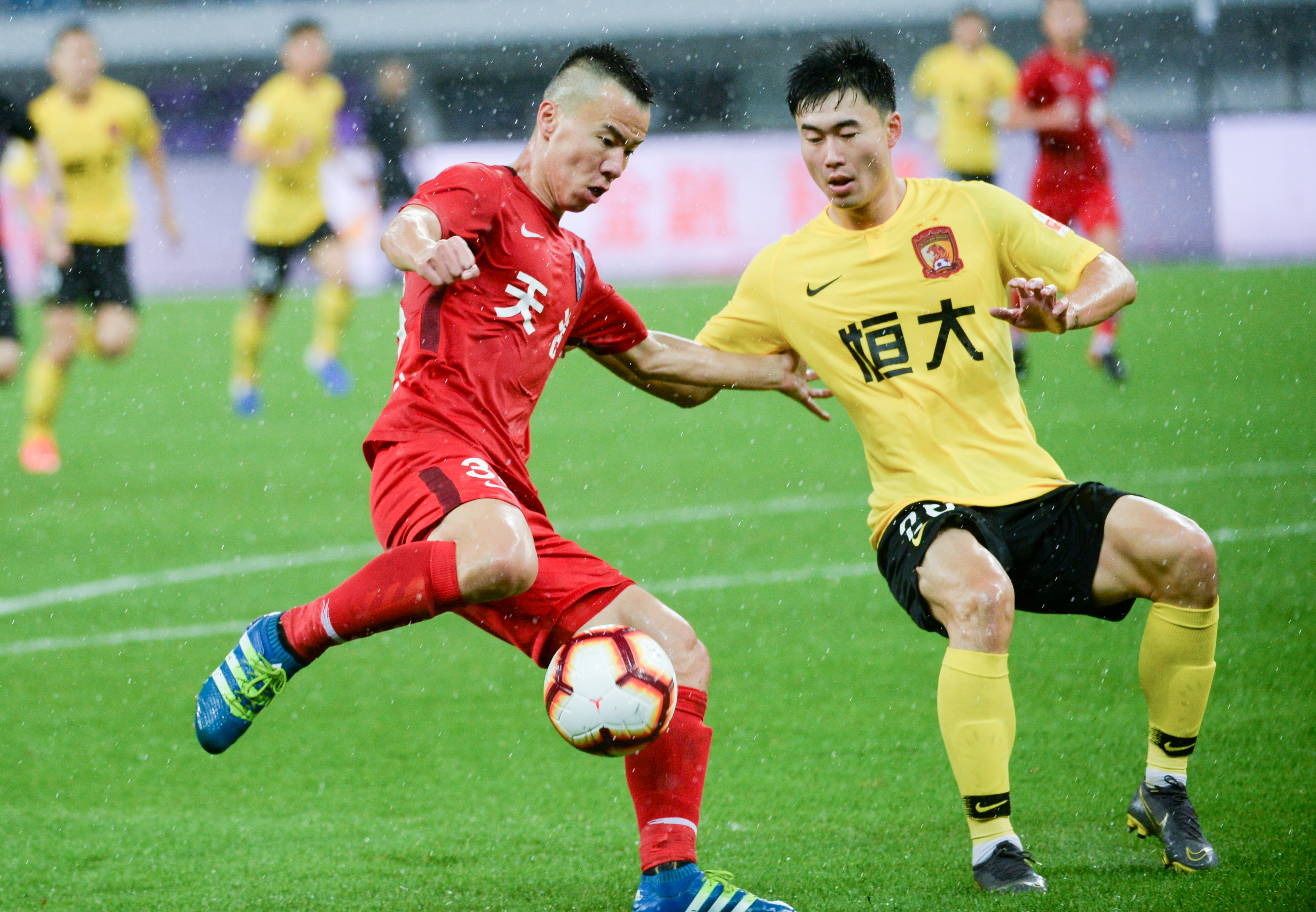 索尔斯克亚拿到了足球史上最漂亮的战术红牌！（索尔斯克亚奉上足坛史上最精彩的战术红牌！）