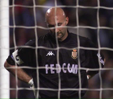 巴萨遭遇危险对手！法兰克福进攻凶猛防守漏洞百出，欧冠生死战提前上演