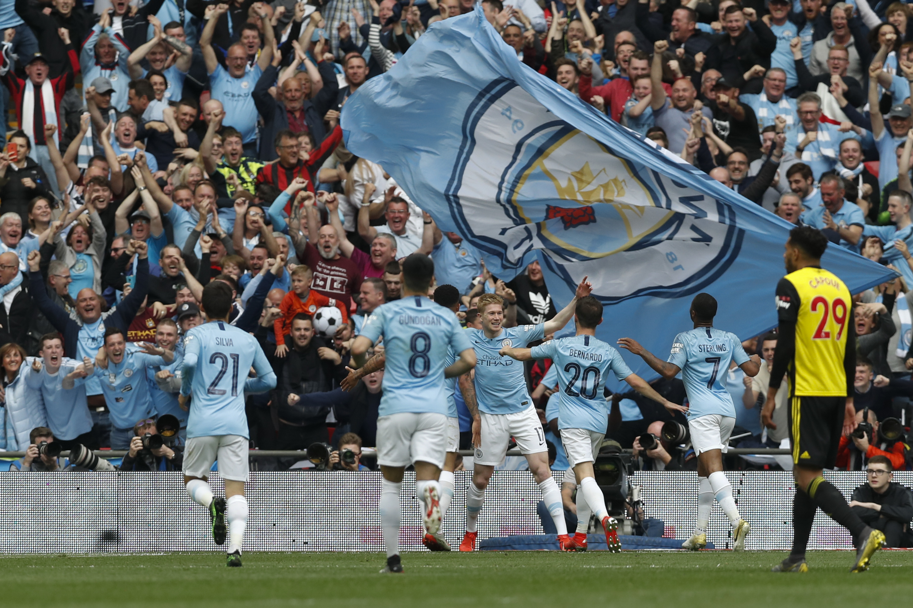 陕西联合祝贺国安夺冠：足球因竞技而精彩，因同行而温暖（陕西联合致贺国安夺冠：足球因对决更精彩，因同行更温暖）