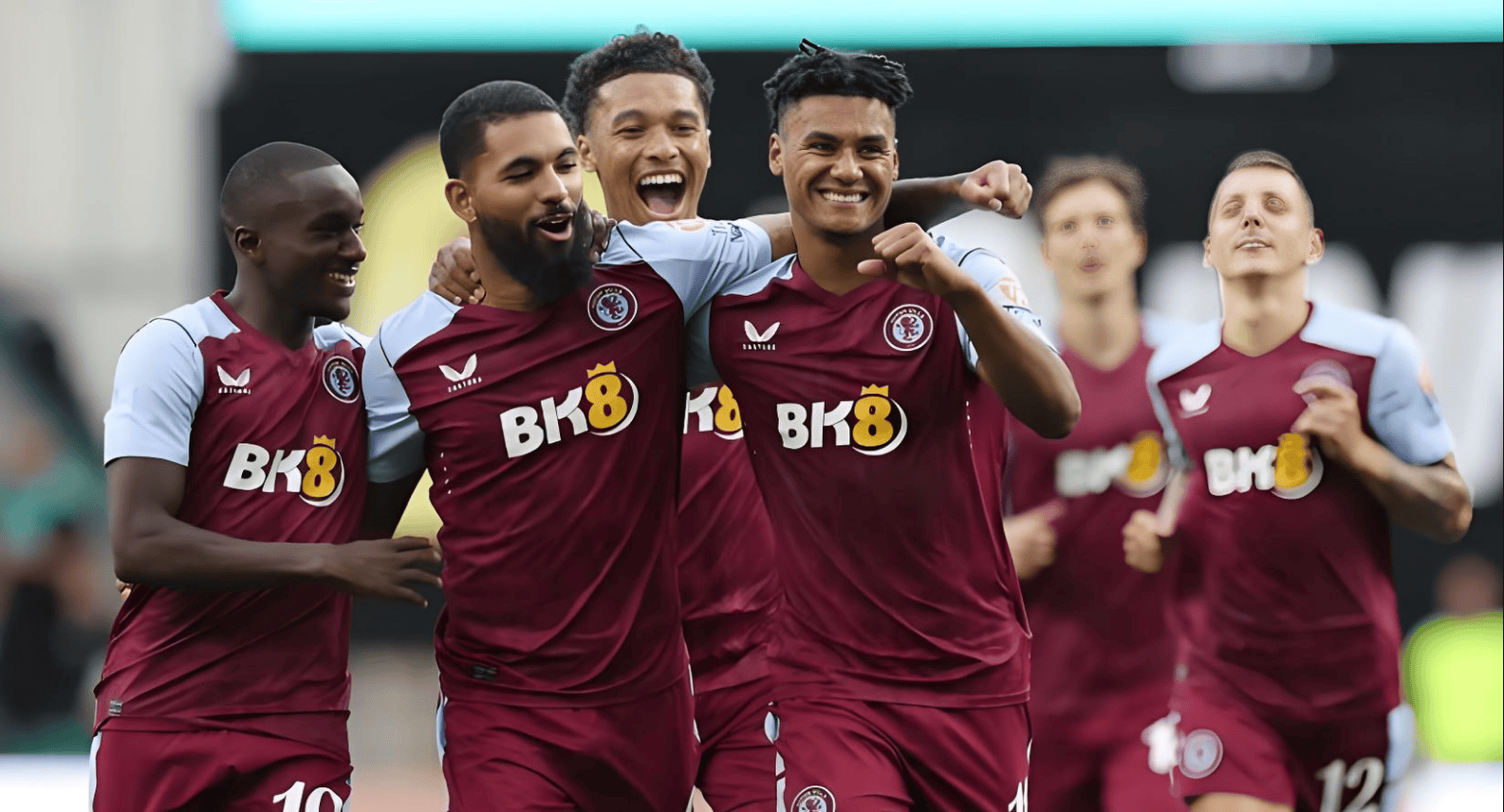 调皮二娃上线，穆勒庆祝夺冠时和25号队友高尔德顶牛假装受伤