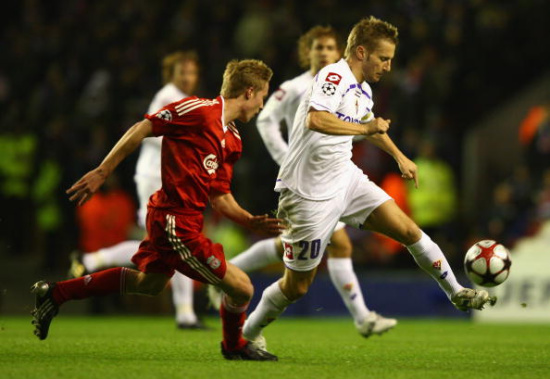 西甲发布冬季新款比赛用球：荧光黄配色，纹理致敬赛车运动（西甲推出冬季版比赛球：荧光黄主色，纹理灵感源自赛车）