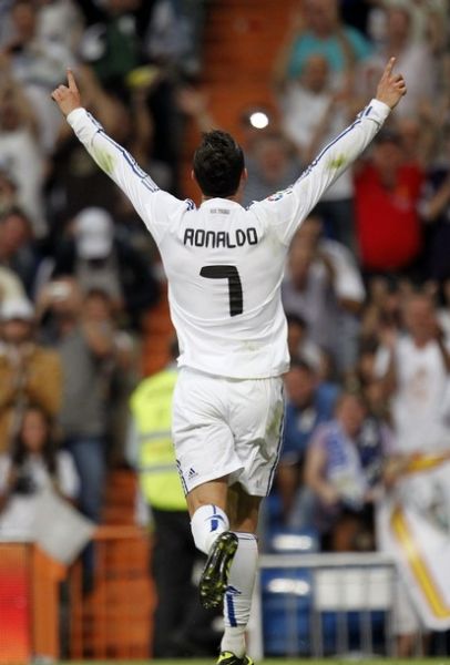 英超中游陷大乱斗！11队仅差6分，曼联利物浦等四队同积26分（英超中游混战白热化：11队分差仅6分，曼联、利物浦等四队同积26分）