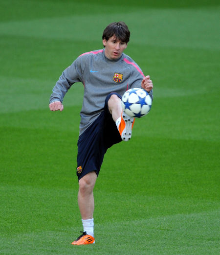 英超最新积分榜：阿森纳2分优势领跑，曼城、维拉紧随（英超积分最新形势：阿森纳以2分优势居首，曼城与维拉紧追不舍）