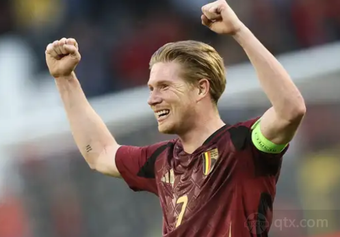 普拉蒂尼等尤文传奇与一线队见面，并参观海瑟尔惨案纪念碑