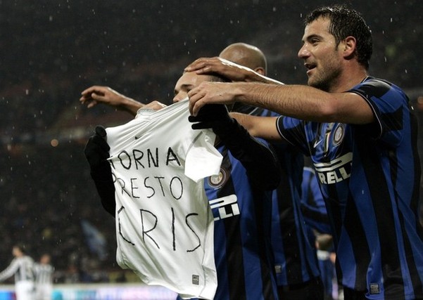 热爱皆平等，河南球迷赛前在球场外声援阿奇姆彭