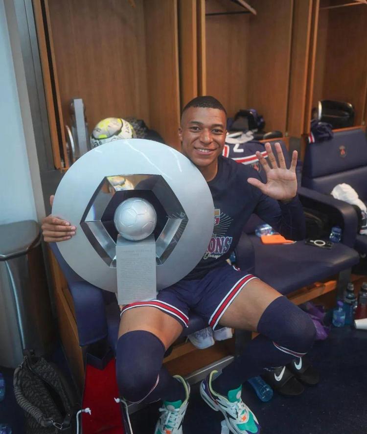 足球的残酷现实（残酷的足球真相）