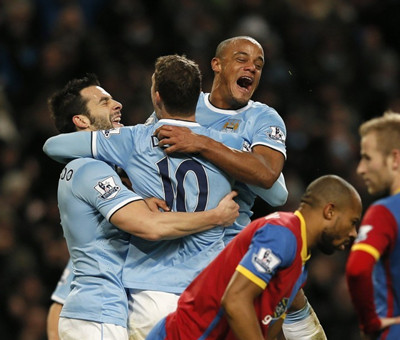 残特奥会选手与领跑员携手冲线夺冠